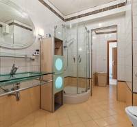 Staré Mesto | 5i byt 175 m² + 4 balkóny + možnosť 2× parking - Kúpeľňa v 5 a viac izbovom byte s preskleným umývadlom a sprchovacím kútom.