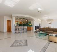 Staré Mesto | 5i byt 175 m² + 4 balkóny + možnosť 2× parking - Priestranná obývačka s kuchyňou v 5 a viac izbovom byte, barový pult, pohodlná sedačka.