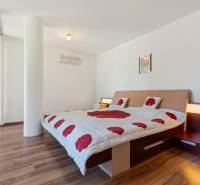 Staré Mesto | 5i byt 175 m² + 4 balkóny + možnosť 2× parking - Spálňa v 5 a viac izbovom byte s podlahou s dreveným dekorom, manželskou posteľou a klimatizáciou.