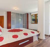 Staré Mesto | 5i byt 175 m² + 4 balkóny + možnosť 2× parking - Spálňa v 5 a viac izbovom byte s lôžkom, skriňou, oknom a podlahou s dreveným dekorom.