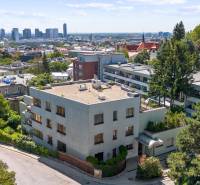 Staré Mesto | 5i byt 175 m² + 4 balkóny + možnosť 2× parking - Pohľad na obytnú budovu na Čapkovej ulici, Bratislava - Staré Mesto s výhľadom na mesto.