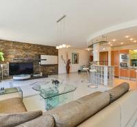 Staré Mesto | 5i byt 175 m² + 4 balkóny + možnosť 2× parking - Priestranný obývací priestor s kuchyňou, skleneným stolíkom a kamennou stenou v 4-izbovom byte.