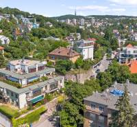 Staré Mesto | 5i byt 175 m² + 4 balkóny + možnosť 2× parking - Domy a zeleň v Bratislave na Čapkovej ulici, okolité kopce ponúkajú krásne výhľady.