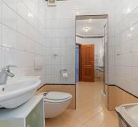 Staré Mesto | 5i byt 175 m² + 4 balkóny + možnosť 2× parking - Kúpeľňa v 5 a viac izbovom byte s bielymi dlaždicami a sprchovacím kútom.