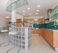 Staré Mesto | 5i byt 175 m² + 4 balkóny + možnosť 2× parking - Kuchyňa v 5 a viac izbovom byte disponuje preskleným pultom a drevenými dekoratívnymi skrinkami.