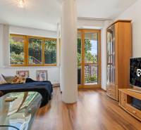 Staré Mesto | 5i byt 175 m² + 4 balkóny + možnosť 2× parking - Obývacia izba s podlahou s dreveným dekorom, veľkými oknami a pohodlným sedením v 5 a viac izbovom byte.