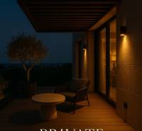 Panoramatická mezonetová rezidencia s terasami – Staré Mesto - Osvetlená terasa s pohľadom na noc v 5 a viac izbovom byte v Bratislave.