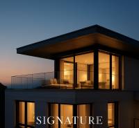 Panoramatická mezonetová rezidencia s terasami – Staré Mesto - Večerný pohľad na presklený balkón viac ako 5-izbového bytu v Bratislave - Starom Meste.