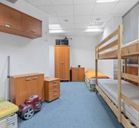 Kancelárie-Showroom 357 m², Zadunajská cesta, Petržalka, BA - Interiér obchodného priestoru s poschodovou posteľou a dreveným nábytkom na koberci.