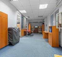 Kancelárie-Showroom 357 m², Zadunajská cesta, Petržalka, BA - Obchodné priestory s kobercovou podlahou, kancelárskym nábytkom a zloženým vybavením na Zadunajskej ulici.