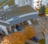 Kancelárie-Showroom 357 m², Zadunajská cesta, Petržalka, BA - Pohľad na obchodné priestory v Bratislave - Petržalka na Zadunajskej ulici so zaparkovanými autami.