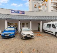 Kancelárie-Showroom 357 m², Zadunajská cesta, Petržalka, BA - Obchodné priestory na Zadunajskej ulici v Bratislave - Petržalke s parkoviskom pred budovou.