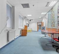 Kancelárie-Showroom 357 m², Zadunajská cesta, Petržalka, BA - Kancelárie s modrým kobercom, nábytkom a dekoráciami na stenách.