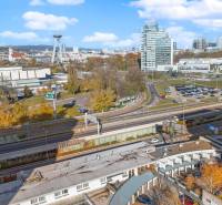 Kancelárie-Showroom 357 m², Zadunajská cesta, Petržalka, BA - Panoráma Bratislavy - Petržalky so známymi budovami a frekventovanými komunikáciami.