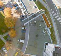 Kancelárie-Showroom 357 m², Zadunajská cesta, Petržalka, BA - Letecký pohľad na obchodné priestory, parkovisko a zeleň v Bratislave na Zadunajskej ulici.