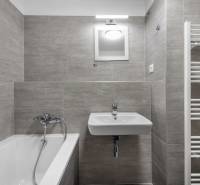 PREDAJ 2-IZBOVÉHO BYTU – NOVOSTAVBA JARABINKY, RUŽINOV - Kúpeľňa 2-izbového bytu s vaňou, umývadlom a rebríkovým radiátorom.