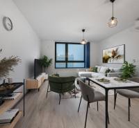 PREDAJ 2-IZBOVÉHO BYTU – NOVOSTAVBA JARABINKY, RUŽINOV - Obývacia izba s pohovkou a jedálenským stolom v 2-izbovom byte, podlaha s dreveným dekorom.