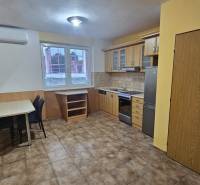 NA PRENÁJOM – PRIESTRANNÝ A SVETLÝ 3-IZBOVÝ BYT V CENTRE GALANTY - Kuchyňa v 3-izbovom byte s kuchynskou linkou, jedálenským stolom a dlažbou.