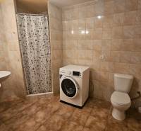 NA PRENÁJOM – PRIESTRANNÝ A SVETLÝ 3-IZBOVÝ BYT V CENTRE GALANTY - Kúpeľňa v 3-izbovom byte so sprchou, dvojumývadlom, toaletou a pračkou.