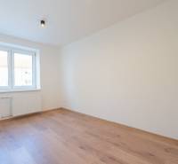 3i BYT V TOP LOKALITE – Trenčín, Sihoť - NA PRENÁJOM - Svetlá izba s podlahou s dreveným dekorom v 3-izbovom byte so svetlom nad oknom.