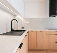 3i BYT V TOP LOKALITE – Trenčín, Sihoť - NA PRENÁJOM - Kuchynská linka v 3-izbovom byte s podlahou s dreveným dekorom a čiernym drezom.