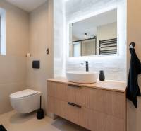 3i BYT V TOP LOKALITE – Trenčín, Sihoť - NA PRENÁJOM - Kúpeľňa v 3-izbovom byte s umývadlom, zrkadlom a závesným WC.