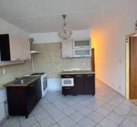 LUDMANSKÁ - 3 izbový byt, 65 m2 + loggia. KÚPOU VOĽNÝ. ČR. - Kuchyňa v 3-izbovom byte s plynovým sporákom a svetlými obkladačkami.