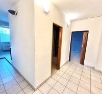 LUDMANSKÁ - 3 izbový byt, 65 m2 + loggia. KÚPOU VOĽNÝ. ČR. - Chodba v 3-izbovom byte s dlažbou, otvorené dvere, priechod do miestnosti.