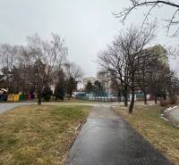 LUDMANSKÁ - 3 izbový byt, 65 m2 + loggia. KÚPOU VOĽNÝ. ČR. - Park s chodníkmi a stromami na Ludmanskej ulici, Košice - mestská časť Juh, blízko 3-izbového bytu.