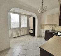 LUDMANSKÁ - 3 izbový byt, 65 m2 + loggia. KÚPOU VOĽNÝ. ČR. - Kuchyňa s dlažbou a oknom, 3-izbový byt so sporákom a drezom.