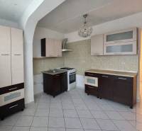 LUDMANSKÁ - 3 izbový byt, 65 m2 + loggia. KÚPOU VOĽNÝ. ČR. - Kuchyňa v 3-izbovom byte s kachličkovou podlahou a kuchynskou linkou.
