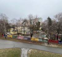 LUDMANSKÁ - 3 izbový byt, 65 m2 + loggia. KÚPOU VOĽNÝ. ČR. - Detské ihrisko vedľa bytového domu na Ludmanskej ulici, Košice - mestská časť Juh.