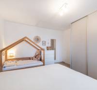 PREDAJ 2 izbový moderne zrekonštruovaný byt s klimatizáciou, CENTRUM - Detská izba v 2-izbovom byte s detskou posteľou a skriňou.