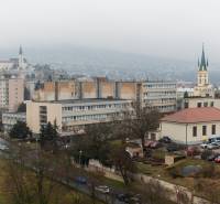 PREDAJ 2 izbový moderne zrekonštruovaný byt s klimatizáciou, CENTRUM - Výhľad z 2-izbového bytu v Nitre s panorámou mesta a kostola.