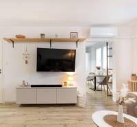 PREDAJ 2 izbový moderne zrekonštruovaný byt s klimatizáciou, CENTRUM - Obývacia izba v 2-izbovom byte s televízorom, podlaha s dreveným dekorom.