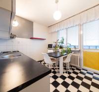 NA PREDAJ 3-izbový byt v centre, jedinečný výhľad na mesto, Nitra - Kuchyňa v 3-izbovom byte s čiernobielou dlažbou, jedálenským stolom a veľkými oknami.