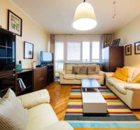 NA PREDAJ 3-izbový byt v centre, jedinečný výhľad na mesto, Nitra - Obývačka v 3-izbovom byte s koženými sedačkami a podlahou s dreveným dekorom.