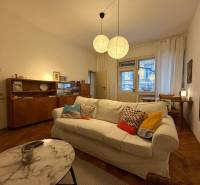 – PRENAJOM – 2 IZBOVÝ BYT – PANENSKÁ – STARE MESTO - Obývacia izba v 2-izbovom byte s podlahou s dreveným dekorom a pohodlnou pohovkou.