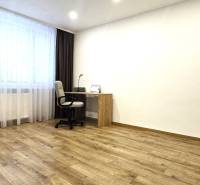 Prenájom komfortný, zariadený 3 izbový byt po úplnej rekonštrukcii - Pracovný kút s písacím stolom v 3-izbovom byte s podlahou s dreveným dekorom.