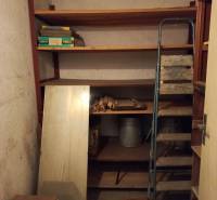 Veľkometrážny 3i byt s výťahom a pivnicou | Ružinov | 82m2 - Sklad s policami a rebríkom v 3-izbovom byte s uskladnenými predmetmi.