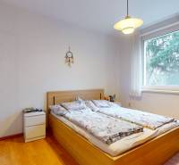 Veľkometrážny 3i byt s výťahom a pivnicou | Ružinov | 82m2 - Spálňa v 3-izbovom byte so svetlými stenami a podlahou s dreveným dekorom.