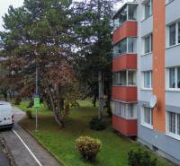 Veľkometrážny 3i byt s výťahom a pivnicou | Ružinov | 82m2 - Bytový dom na Ondrejovovej ulici v Bratislave - Ružinov, obklopený stromami a parkovacou cestou.