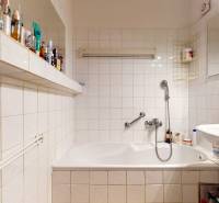 Veľkometrážny 3i byt s výťahom a pivnicou | Ružinov | 82m2 - Kúpeľňa v 3-izbovom byte s vaňou, umývadlom a množstvom kozmetiky na poličke.