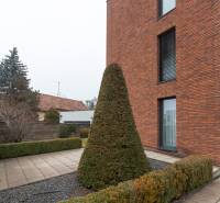 Exkluzívny 2i byt s terasou a parkovaním, Kramáre - Tehlový dom na ulici Bárdošova v Bratislave - Kramároch so záhradou a dlaždeným chodníkom.