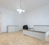 Priestranný 3i byt s vysokými stropmi, Dunajská - Spálňa s posteľou, nábytkom a podlahou s dreveným dekorom v 3-izbovom byte.