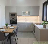 Rodinný dom v srdci Štiavnických vrchov, Štiavnické Bane. - Kuchyňa v rodinnom dome so sivou linkou a jedálenským stolom so štyrmi stoličkami.