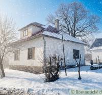 Rodinný dom v srdci Štiavnických vrchov, Štiavnické Bane. - Zimný rodinný dom v Štiavnických Baniach obklopený snehom a stromami.