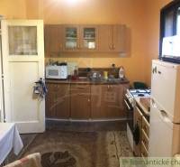 Rodinný dom v srdci Štiavnických vrchov, Štiavnické Bane. - Kuchyňa v rodinnom dome s dreveným dekorom a základným vybavením.