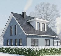 Rodinný dom v srdci Štiavnických vrchov, Štiavnické Bane. - Rodinný dom v Štiavnických Baniach v zasneženej krajine, s modrou fasádou a zimným pozadím.