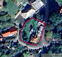 Rodinný dom v srdci Štiavnických vrchov, Štiavnické Bane. - Letecký pohľad na areál rodinného domu v Štiavnických Baniach obklopený zeleňou.